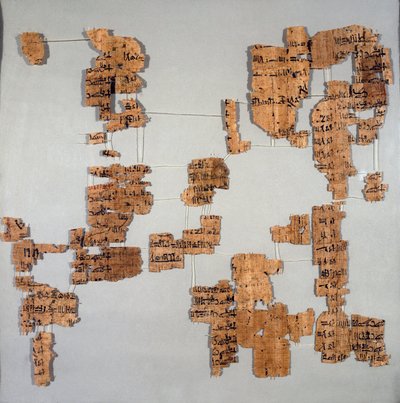 エジプトの古代遺跡：第1王朝から第17王朝までのファラオのリストが記された「王家のカノン」と呼ばれるパピルスの断片。トリノ、エジプト博物館 作： Egyptian Egyptian
