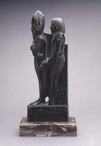 オシリス（ステアタイト）の表現を提示する男性のグループ 作： Egyptian Egyptian