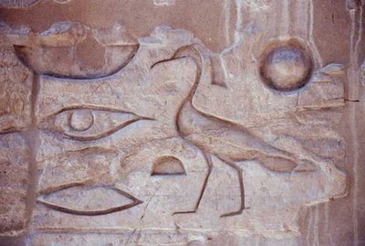 ルクソール神殿の柱に描かれたヒエログリフ（写真） 作： エジプトのエジプト人