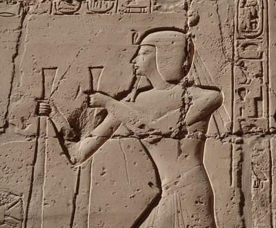コブラを身につけたファラオ、ルクソール神殿（レリーフ） 作： Egyptian Egyptian