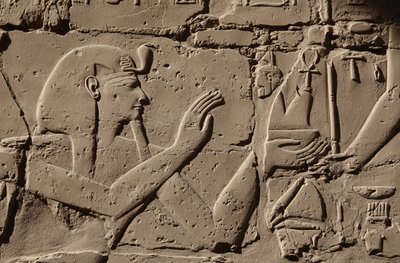 コブラの頭飾りをつけたファラオ、カルナック（浮き彫り） 作： Egyptian Egyptian