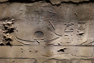 ソーラーボートで移動するルクソール神殿（レリーフ） 作： Egyptian Egyptian