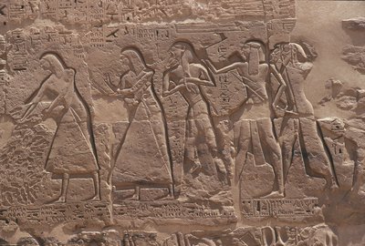 メディネトハブのラムセス3世の要塞化された神殿の書記官と捕虜のレリーフ 作： Egyptian Egyptian