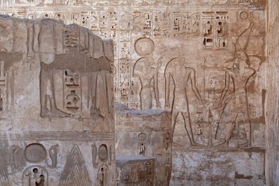 ラーとクヌームに供物を捧げる上エジプトの支配者（エドフ、ホルス神殿 作： Egyptian Egyptian