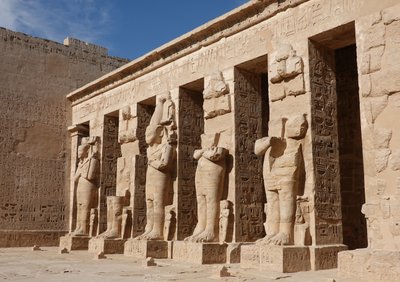 神々の彫刻、ホルス神殿、エドフ 作： Egyptian Egyptian