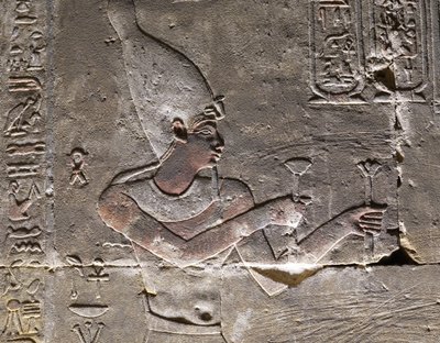 ヘドジェットを身につけたファラオ（エドフのホルス神殿 作： Egyptian Egyptian