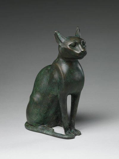 ミイラ化した猫が入っていたとされる猫の彫像 紀元前332～30年（鉛入りブロンズ 作： Egyptian Ptolemaic Period