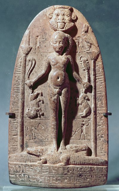 ワニ（ピンクの花崗岩）の上に立っている子供としてホルスを描いたチッポス 作： Egyptian Ptolemaic Period