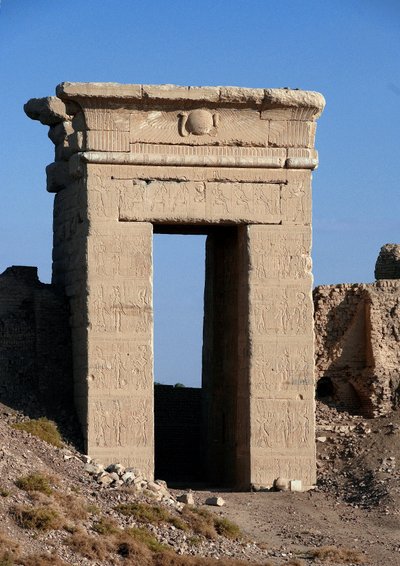 エジプトの古代美術エジプト、デンデラのハトホル神殿、北門のアーチの眺め 作： Egyptian Ptolemaic Period