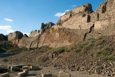 エジプトのアンティーク。エジプト、デンデラのハトホル神殿の跡を守る壁 作： Egyptian Ptolemaic Period