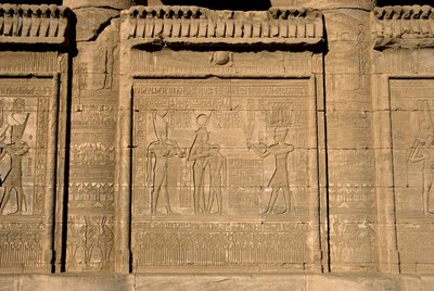 エジプトのアンティキテ。イシスの息子イヒの誕生を記念するローマ時代のマンミジ。エジプト、デンデラのハトホル神殿 作： Egyptian Ptolemaic Period