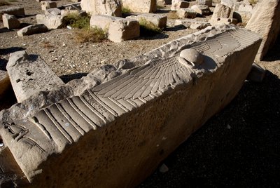 エジプトのアンティーク：ハトホルに捧げられた神殿のアーキトレーヴ（エジプト、デンデラハ 作： Egyptian Ptolemaic Period