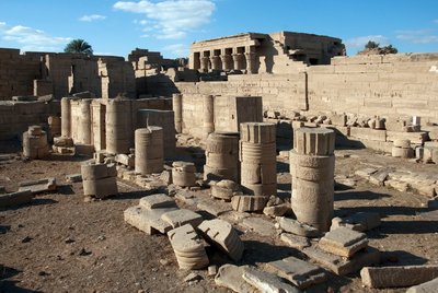 エジプトのアンティーク：ハトホルに捧げられた神殿の柱（エジプト、デンデラ 作： Egyptian Ptolemaic Period