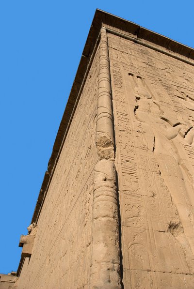 エジプトのアンティーク：ハトホル女神に捧げられた神殿の後ろの壁の角（右側にはクレオパトルが描かれている）。エジプト、デンデラ 作： Egyptian Ptolemaic Period