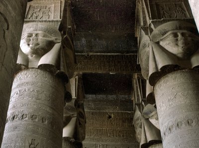 エジプト古代美術：女神ハトホルの表現で装飾された柱のあるハイポスティルルームの部分図。エジプト、デンデラのハトホル神殿 作： Egyptian Ptolemaic Period