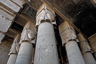 エジプト古代美術：女神ハトホルの表現で装飾された柱のあるハイポスティルルームの部分図。エジプト、デンデラのハトホル神殿 作： Egyptian Ptolemaic Period