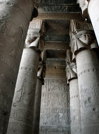 エジプト古代美術：女神ハトホルの表現で装飾された柱のあるハイポスティルルームの部分図。エジプト、デンデラのハトホル神殿 作： Egyptian Ptolemaic Period