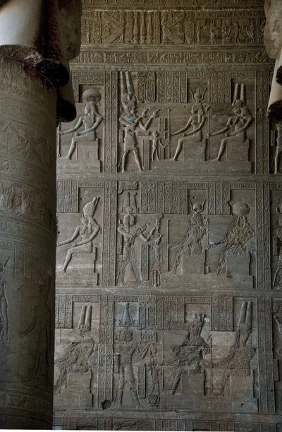 エジプトの古代遺跡：エジプト、デンデラのハトホル神殿の仮説室内のレリーフ 作： Egyptian Ptolemaic Period