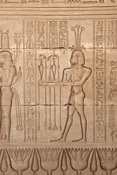 エジプトの古代遺物：女神に捧げる供物を運ぶ男性の表現（エジプト、デンデラのハトホル神殿 作： Egyptian Ptolemaic Period