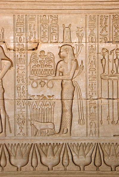 古代エジプト人：女神に供物を捧げる女性の表現（エジプト、デンデラのハトホル神殿） - エジプト文明：女神ハトホルに供物を捧げる女性 - ハトホル神殿（またはテンティラ神殿）の壁に彫られた図 i 作： Egyptian Ptolemaic Period