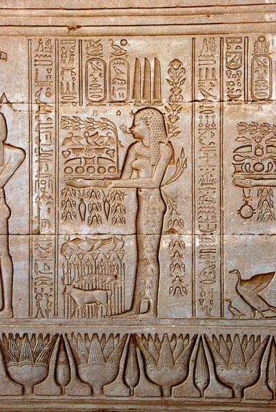 エジプトの古代遺物：女神に捧げる供物を運ぶ若い女性の表現（エジプト、デンデラのハトホル神殿 作： Egyptian Ptolemaic Period