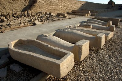 エジプトの古代遺跡：ハトホル神殿の中庭に置かれた石棺（エジプト、デンデラ）。 作： Egyptian Ptolemaic Period