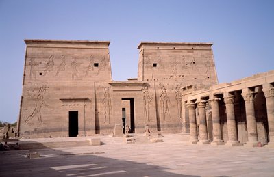 エジプトのアンティーク：紀元前237年から57年にかけて建設された神格化されたホルスに捧げられたエドフ神殿（Edfu）の入り口の様子。エジプト 作： Egyptian Ptolemaic Period