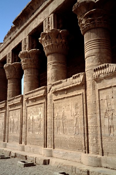 エジプトの建築：デンデラのハトホル神殿の様子。プトレマイオス朝時代。エジプト。 作： Egyptian Ptolemaic Period