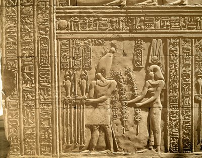 プトレマイオス8世のエルジェテス2世（Physkon）とクレオパトラ3世が神々に供物を捧げるレリーフ 作： Egyptian Ptolemaic Period