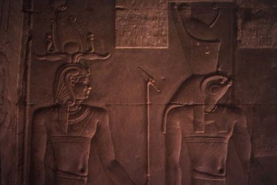プトレマイオス12世（紀元前112～51年頃）とホルスを描いたレリーフ（石材） 作： Egyptian Ptolemaic Period