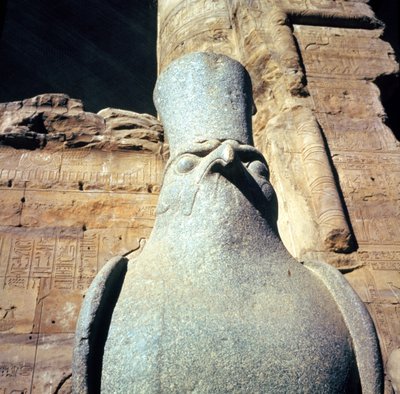 ホルス神殿の供物の宮廷にあるホルスの像（詳細） 作： Egyptian Ptolemaic Period