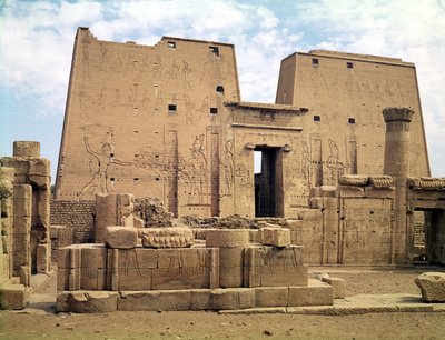 ホルス神殿の最初の鉄塔の眺め 作： Egyptian Ptolemaic Period
