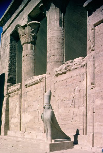 ホルス神殿の砂岩のファサードの眺め 作： Egyptian Ptolemaic Period