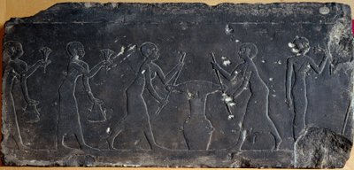 エジプト古代石：蓮の花の押し花を表現した低浮き彫りの石灰岩板（浮き彫り）、紀元前8～7世紀 作： Egyptian School
