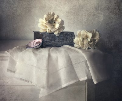 優雅な花の静物画 作： Elena Arjona