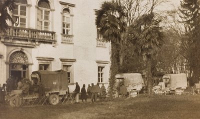 Friuli-Venezia Giuliaにおける第一次世界大戦のアルバム：1915年11月25日、Soreschiano Manzanoの戦争病院の17人の家であるVilla Brazzàへの負傷者を乗せた救急車の到着（モノクロ写真）。 作： Elena Bianconcini