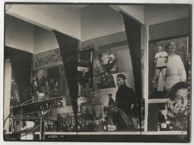 ケルン国際プレス展示会でのソビエトパビリオンの内部 作： Eliezer Markowich Lissitzky