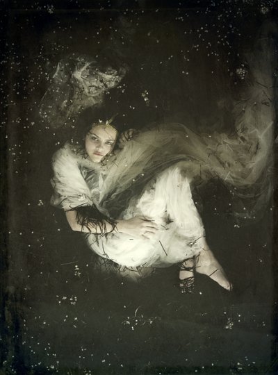 Floating bride II, 2013（スクリーンプリント） 作： Elinleticia Högabo