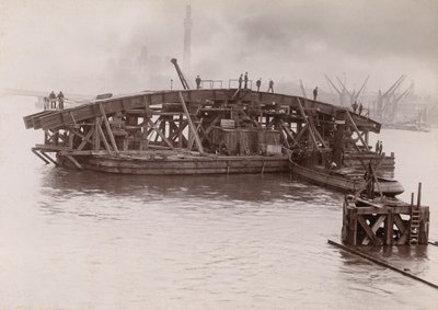 ボクスホール橋の建設、ロンドン、1903 年から 1904 年 作： Emberson and Sons
