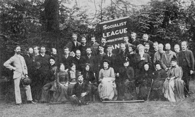 ウィリアム・モリスとハマースミス社会主義連盟、1885年頃（bw写真） 作： Emery Walker