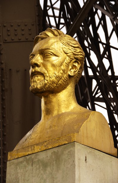 エッフェル塔の下にあるギュスターヴ・エッフェルの胸像（フランス、パリ 作： Emile Antoine Bourdelle