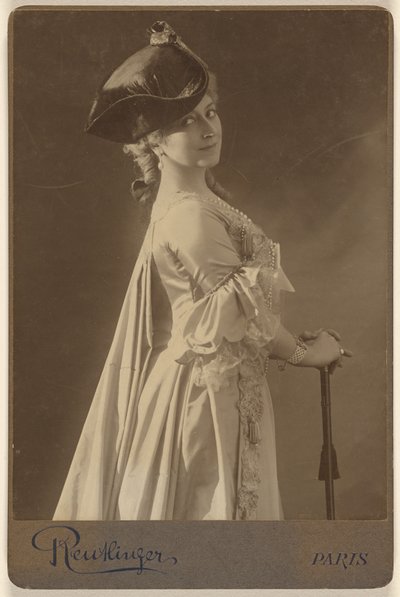 [黒い帽子をかぶり、杖に手をついて立っている身元不明の女性] 作： Emile Auguste Reutlinger
