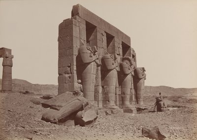 テーベ、ラマセウム神殿、粉々になった巨像、1870年代。 作： Émile Béchard
