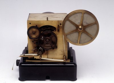 1874年に特許を取得したボードー方式の電信機（ミクストメディア 作： Emile and Carpentier Jules Baudot