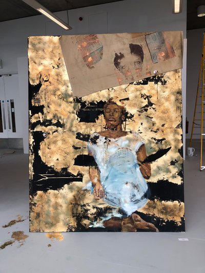 脆弱な処分2019年、キャンバスに油彩、アクリル、布、プリント、イミテーション金箔 作： Emma Prempeh