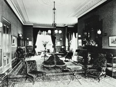 18 Addison Road：応接室、1890 作： English Photographer