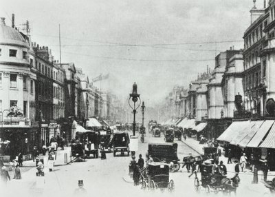 252-260 Regent Street、Westminster LB：北向きのオックスフォードサーカス、1890 作： English Photographer