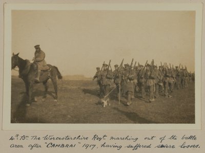 4日：Bn。ウスターシャー・レッグ。 1917年の「カンブライ」の後で戦場を出て行進し、深刻な損失を被った 作： English Photographer