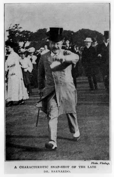 故バルナド博士（1845-1905）の特徴的なスナップショット（モノクロ写真 作： English Photographer
