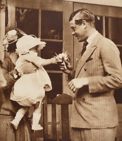 子供がエドワード8世に手渡すエナムビレッジセンターでのブーケ1926 作： English Photographer